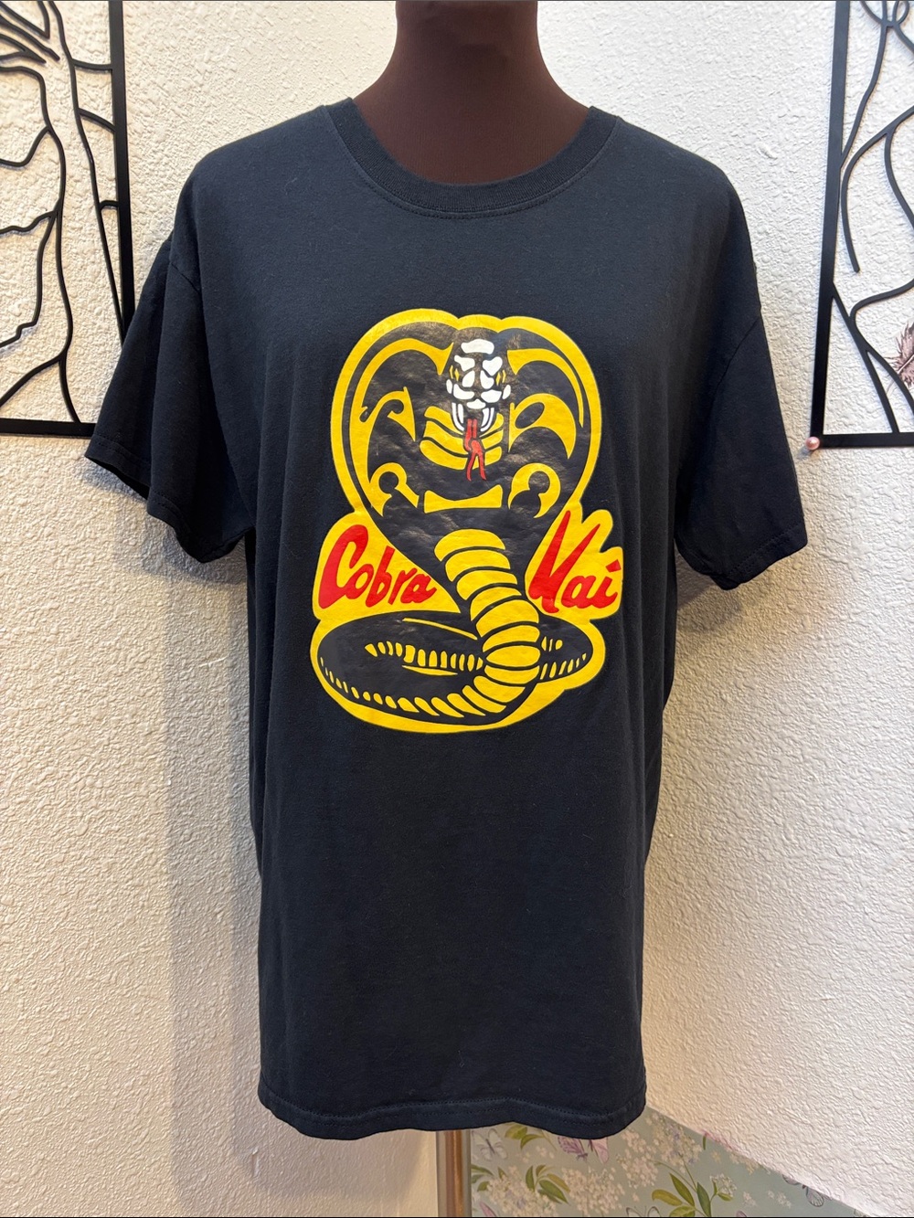Gildan black yellow & red Cobra Kai short sleeve graphic tee-shirt. Size L